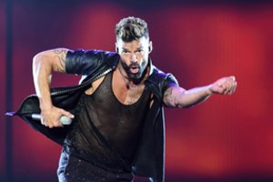 Ricky Martinas buvo užmezgęs romaną su 21-erių sūnėnu, o dabar atlikėją apkaltino prievarta: gresia iki 50 metų kalėjimo