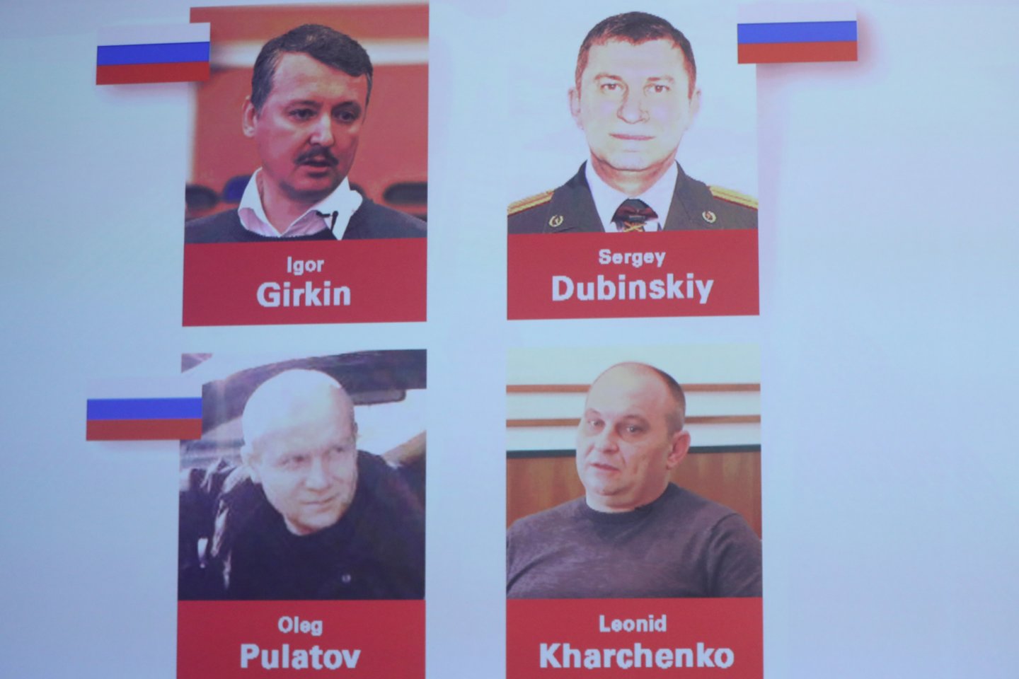 Dėl MH17 numušimo kaltinami Rusijos piliečiai Igoris Girkinas, Sergejus Dubinskis ir Olegas Pulatovas, taip pat ukrainietis Leonidas Charčenka.<br> Reuters / Scanpix nuotr.