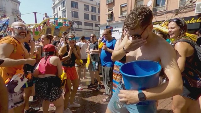 Madrido gyventojai rado alternatyvą karščiui: festivalio metu vėsinasi įmantriausiais būdais