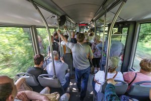 Troleibusų vairuotojus glumina naujai „prisiūta“ pareigybė: apeliuokite į keleivių sąmoningumą, ne atlyginimus