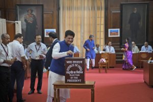 Indijos parlamentas renka naują šalies prezidentą