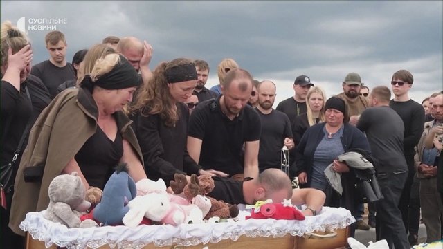 Ukrainoje – pasaulį sukrėtusios keturmetės laidotuvės: tragiška istorija ir atsisveikinimo vaizdai gniaužia kvapą