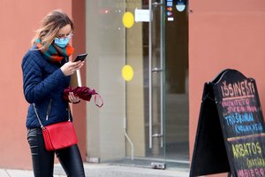 Nerami COVID-19 bangos prognozė: atvejų skaičiai primins laikus, kai veido kaukė parduotuvėje buvo privaloma