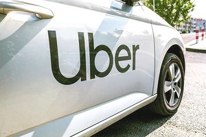 „Uber“ sutiko kompensuoti neįgaliesiems taikytą „laukimo“ mokestį