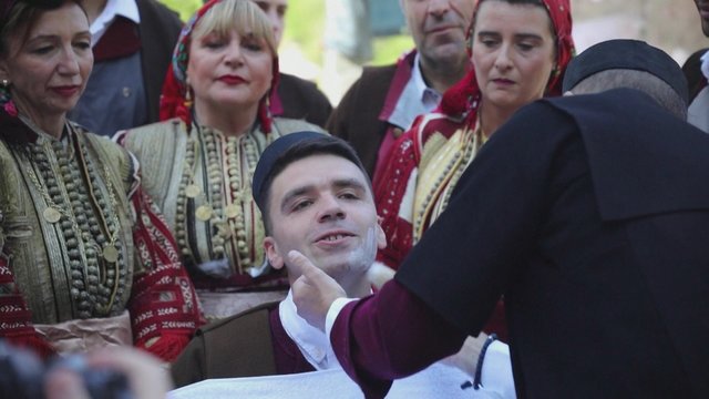 Neįtikėtinos vestuvių tradicijos Makedonijoje: dainos, šokiai ir barzdos skutimas