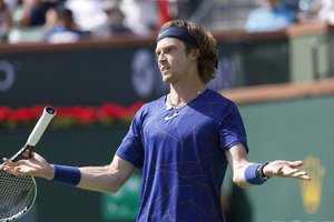  Užribyje atsidūrę Rusijos tenisininkai D. Kasatkina ir A. Rubliovas svarstytų galimybę keisti pilietybę