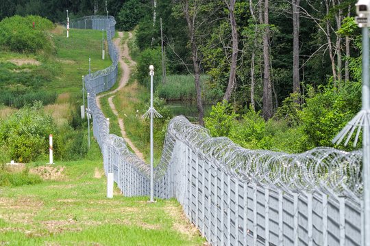 V. Dmitrijevas: migrantai bando patekti į Lietuvą fiziniu barjeru neužtvertose vietose