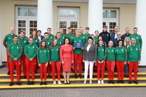 ​Prezidentūroje – Lietuvos sportininkų palydos į Europos jaunimo olimpinį festivalį: vėliavą įteikė krepšininkui