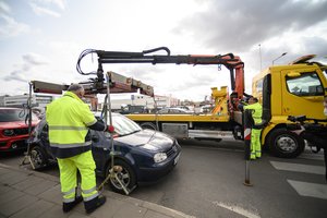 Šių transporto priemonių savininkus ragina suskubti: priešingu atveju, automobiliai bus perimami savivaldybės žinion