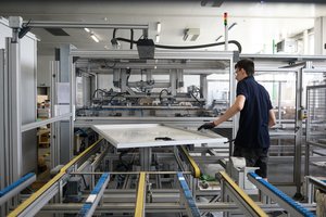 Iš tikėtinos recesijos Lietuvos pramonė gali neblogai išlošti – tam prašoma ir valstybės pagalbos