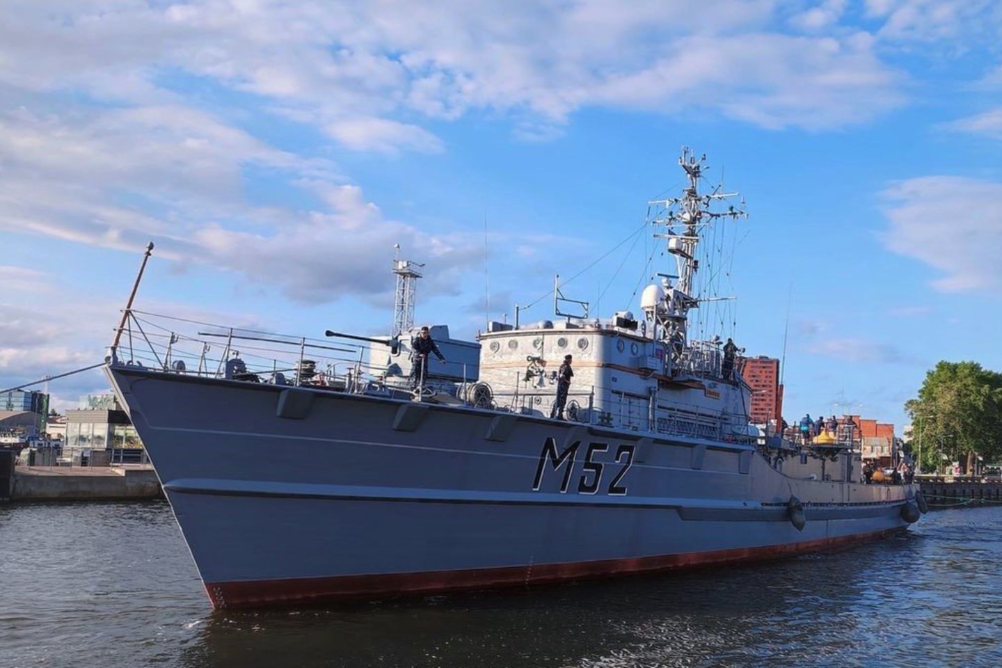  Buvęs Karinių jūrų pajėgų laivas „Sūduvis“ Danės upės krantinėje šalia Pilies tilto buvo pastatytas liepos pradžioje. <br> LJM nuotr.