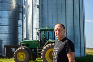 Panevėžio rajono ūkininkas: „Nėra ko gailėtis. Reikia tik norėti, gerai suplanuoti ir spėsi visur“