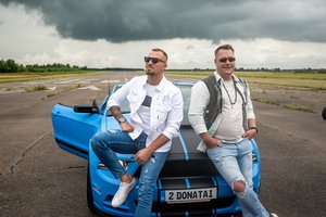 „2 Donatai“ pristato vasarišką dainą „Lakūno sapnas“: klipe – įspūdingai danguje nardantys lėktuvai
