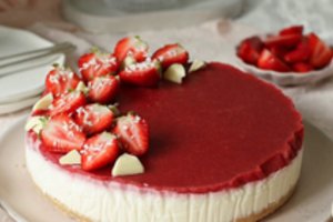 Nekeptas tortas su sutirštintu pienu ir braškėmis: nesigailėsite išbandę šį receptą 