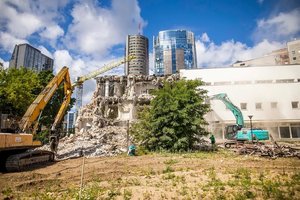 Pradėtas griauti žinomas sostinės prekybos centras: ruošiamasi kitoms statyboms