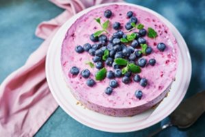 Gaivus nekeptas sūrio pyragas su mėlynėmis: vasariška, lengva ir gardu