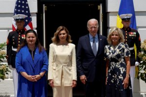 Su Olena Zelenska Baltuosiuose rūmuose susitikusi Jill Biden puošėsi ypatinga suknele