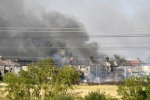 Jungtinėje Karalystėje – rekordinio karščio sukelti baisumai: linko net traukinių bėgiai, ugniagesiai tokio pragaro dar nematė