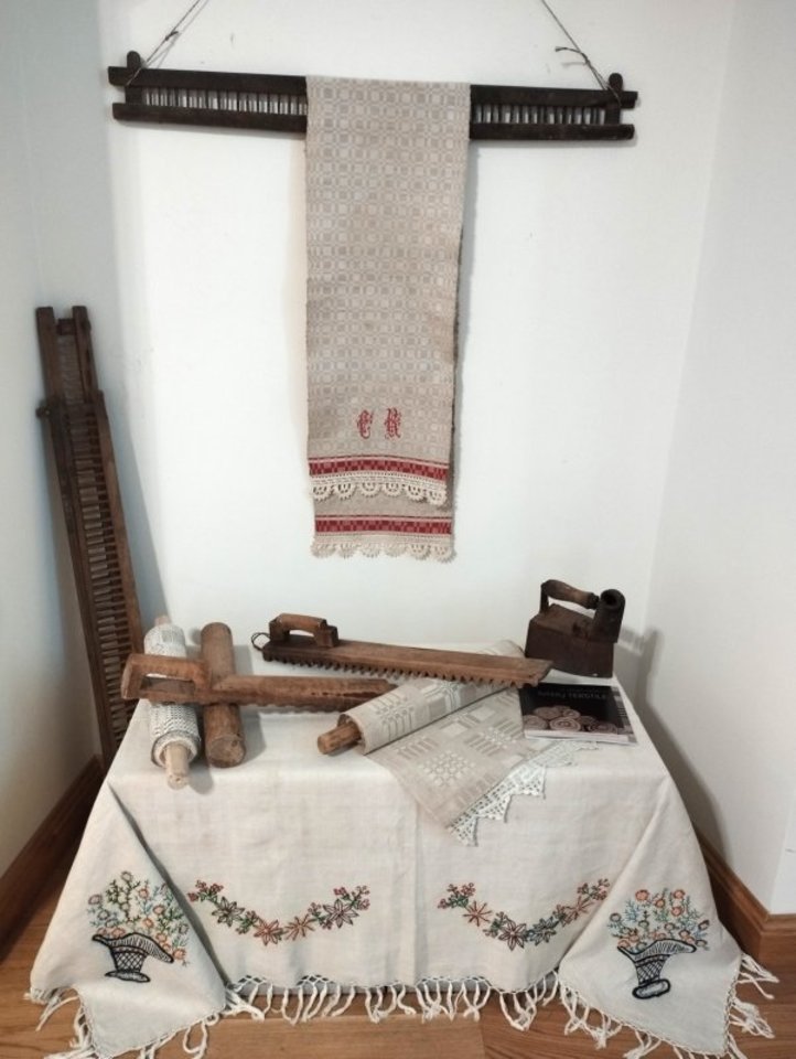  Lino rankšluosčius ir patalynę lygindavo kočėlu – tai iliustruojama parodoje.<br>A.Švelnos, Biržų krašto muziejaus „Sėla“ ir asmeninio G.Jankūno albumo nuotr.