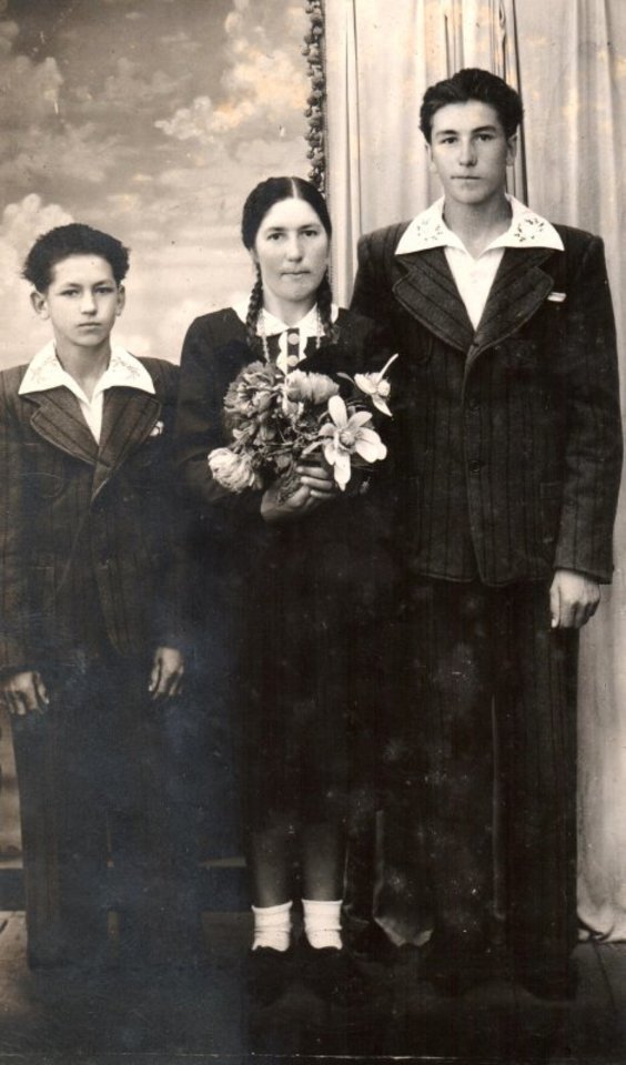  Iš kairės: kunigo tėvas Jonas Stanislovas Jankūnas, teta Pranciška (Pranutė) Jankūnaitė, dėdė Boleslovas Jankūnas.<br>A.Švelnos, Biržų krašto muziejaus „Sėla“ ir asmeninio G.Jankūno albumo nuotr.