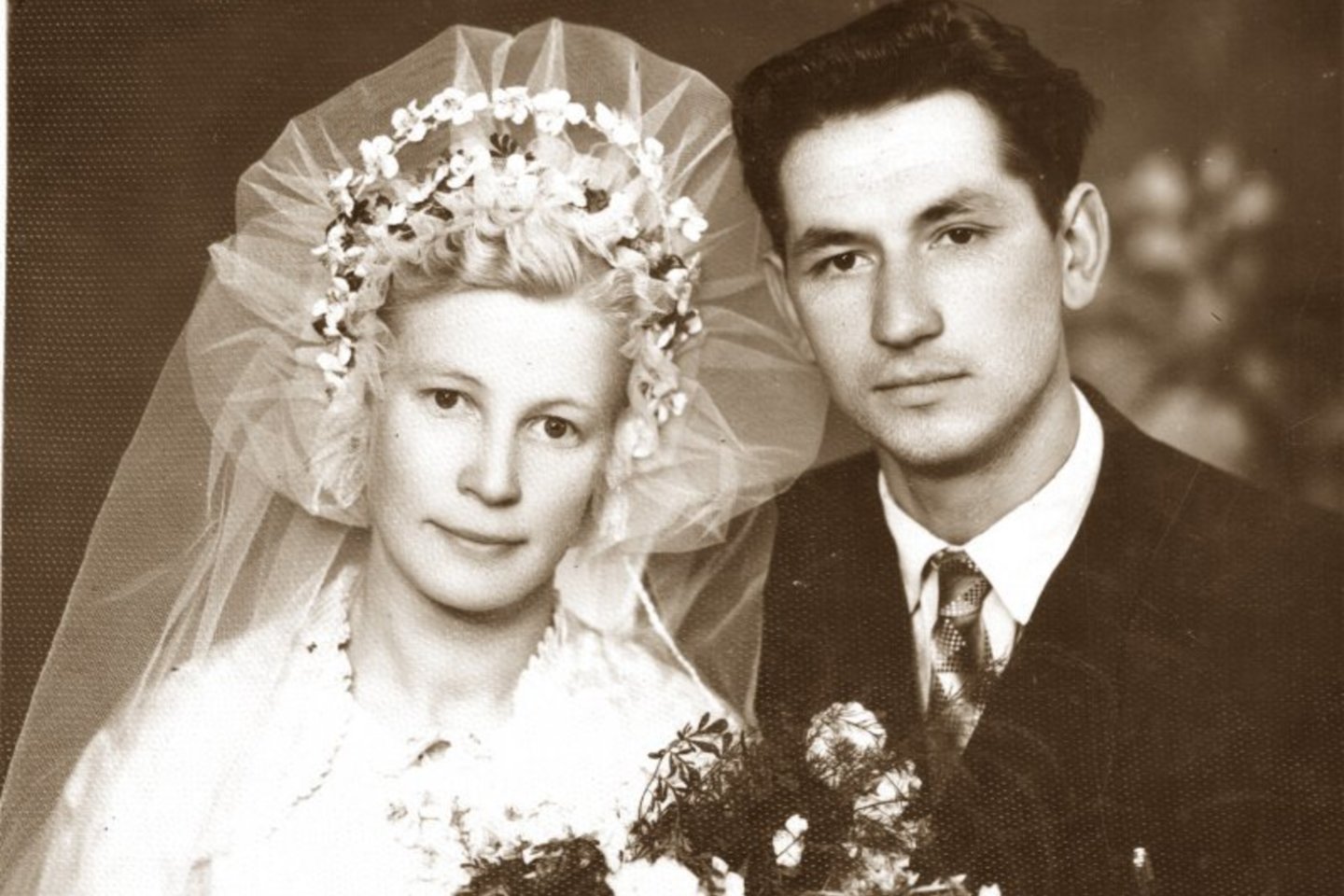  Sūnus saugo savo tėvų Jankūnų vestuvinę 1961 metų nuotrauką.<br>A.Švelnos, Biržų krašto muziejaus „Sėla“ ir asmeninio G.Jankūno albumo nuotr.
