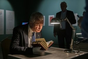 Valdovų rūmuose Prezidentas vėl pasijuto bibliofilu – apžiūrėjo Alberto Goštauto maldyną ir Lietuvos sutartis