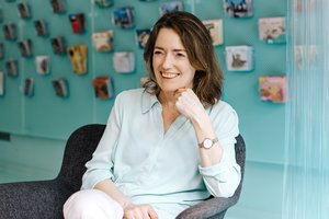 Jungtinėje Karalystėje užaugusi Jenny Kagan sugrįžta į šiurpų tėvų Kauną su kūriniu „Iš tamsos“