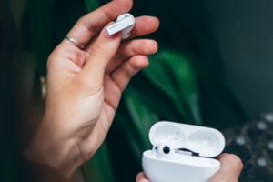 Daugelio pamėgtos belaidės ausinės: kokios garso funkcijos svarbiausios?