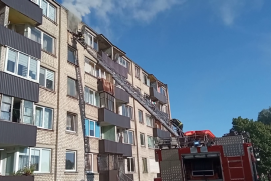 Kėdainiuose užsiliepsnojus butui nukentėjo vyras: prireikė medikų