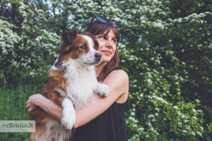 Kelios nuotraukos šungaudžio rankose ir Agnė pamilo šuniuką-bailiuką: įtaria, kad augino močiutė