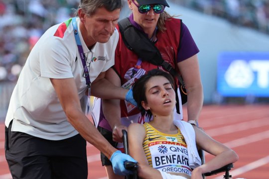 Milžiniško karščio pasekmės – pasaulio čempionate sportininkė buvo išvežta vėžimėliu