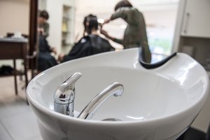 Užsidarantys grožio salonai masiškai išparduoda baldus ir įrangą, lietuviai jau kerpasi tik kai labai reikia