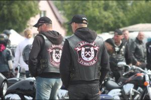 Klaipėdoje prie „Akropolio“ susipliekė baikeriai: iš kovos lauko spruko pametę peilį