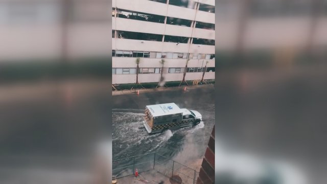 Pietų Karolinoje siautėja potvyniai: užfiksuota, kaip automobiliai bando pravažiuoti patvinusiomis gatvėmis