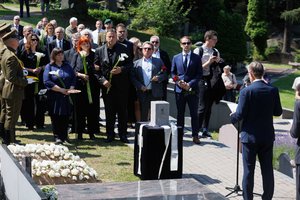 Aloyzas Sakalas išlydėtas į paskutinę kelionę: amžinojo poilsio atgulė Antakalnio kapinėse