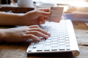 Fintech įmonių bendradarbiavimas: „SME Bank“ pradeda teikti įmokų surinkimo paslaugas el. komercijos verslui