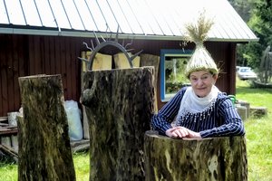 Ankštoje klėtelėje atokiai nuo žmonių įsikūrusi garsi menininkė čia saugo ir Lietuvos rekordą