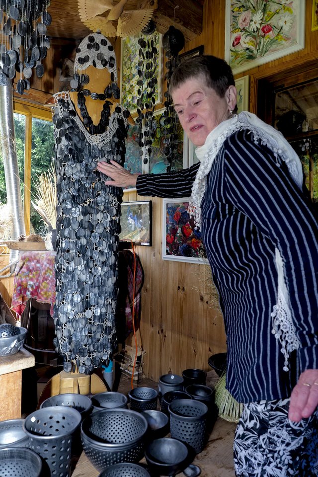  Tarp daugybės darbų klėtelėje galima išvysti ir beveik šešis kilogramus sveriančią suknelę iš molio žvynų. <br>V.Ščiavinsko nuotr.