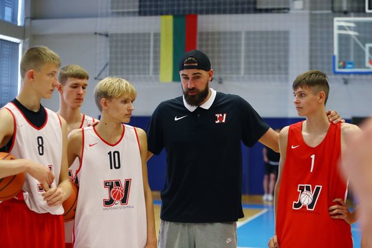 J. Valančiūnas – apie planą su D. Saboniu, rinktinės naujoką, L. Jamesą ir savo vaikus