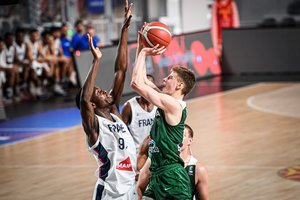 Jau matomas medalių blizgesys: Lietuvos 20-mečiai Europos krepšinio čempionate palaužė galingus prancūzus ir žais pusfinalyje