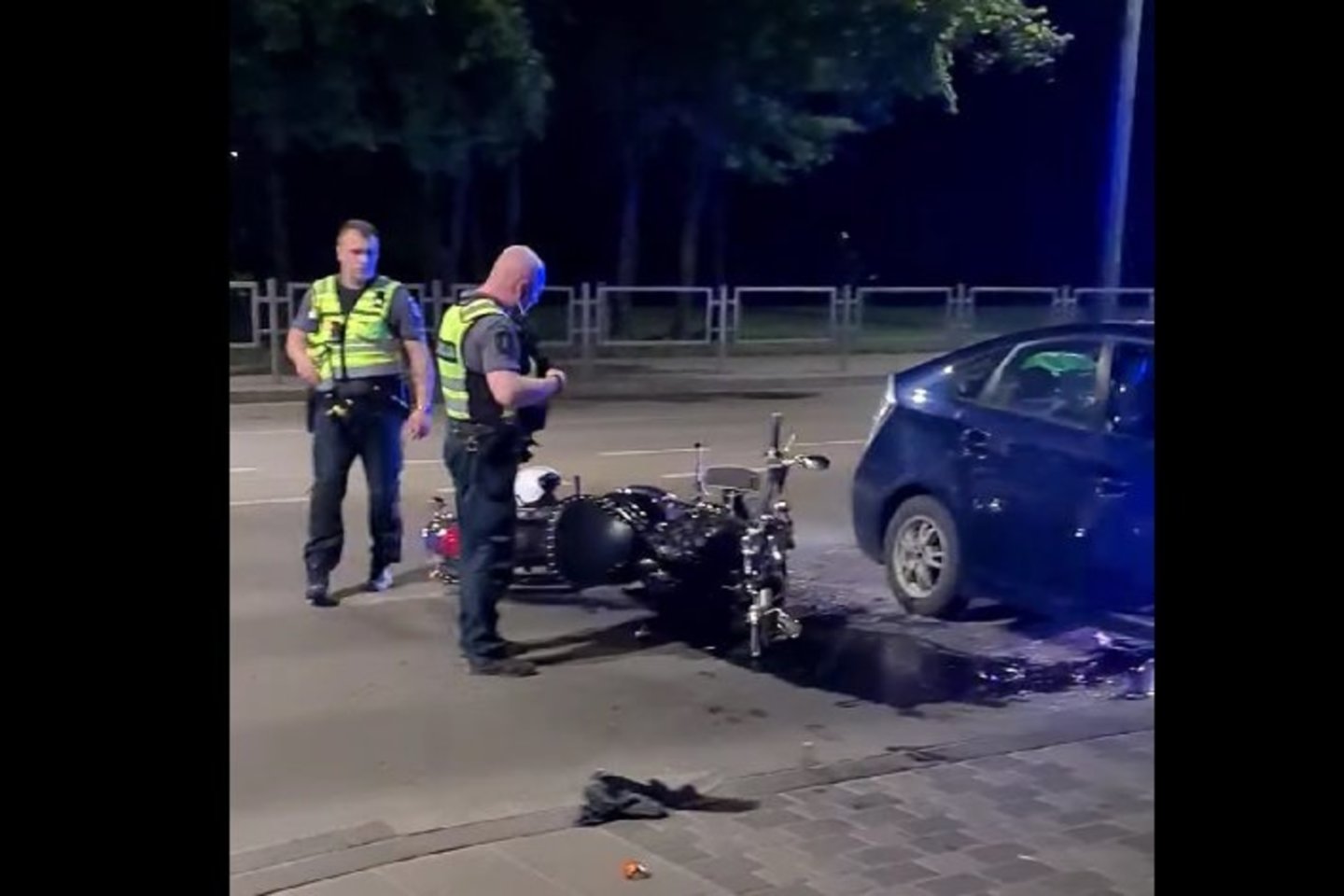  Neatidus „Toyota“ vairuotojas Kaune pražudė 19-metį motociklininką.<br> Stop kadras iš vaizdo medžiagos