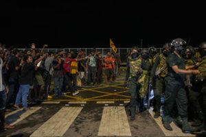 Saugumo pajėgos sutriuškino prieš vyriausybę nukreiptų protestų stovyklą Šri Lankoje