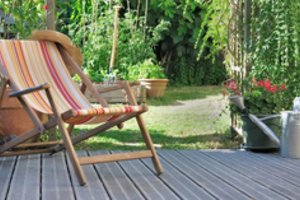 Kaip susikurti poilsio erdvę namų kieme – keli baldai ir aksesuarai neišdraskys piniginės