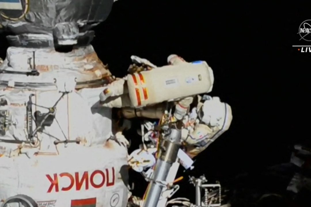 Gli astronauti italiani e russi hanno eseguito una rara passeggiata spaziale congiunta