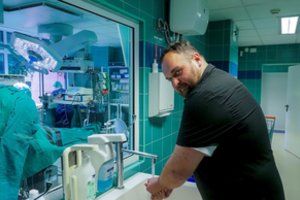 Įtarimų dėl skiepų atsikratęs chirurgas prabilo apie skaudžią patirtį ir patirtą šoką