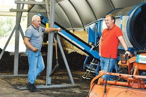 Buvusiose kolūkio dirbtuvėse verslininkai gamina ypač vertingą trąšą – brangstant kitoms, vos spėja suktis