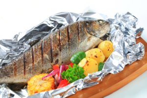 Folijoje keptas upėtakis su daržovėmis nustebins lengvu paruošimu ir tobulu skoniu