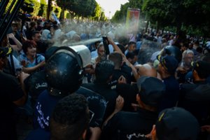 Tunise šimtai žmonių protestavo prieš prezidento konstitucijos projektą