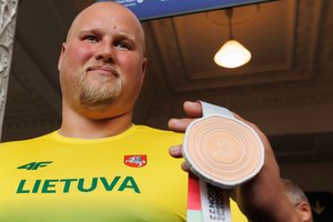 Su bronzos medaliu grįžęs A. Gudžius pyktelėjo dėl klausimo apie savo amžių ir ant pakylos lipantį jaunimą