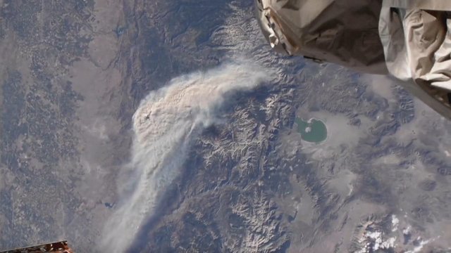 Vaizdas iš palydovo: užfiksavo dalį Kalifornijos apylinkių siaubiančius gaisrus